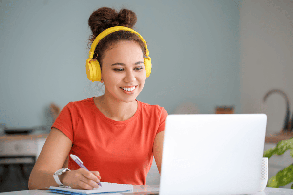 Estudante sorri para aula online para seu notebook