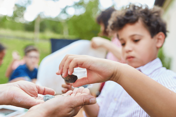 Estudantes trocam materiais rochosos em atividade